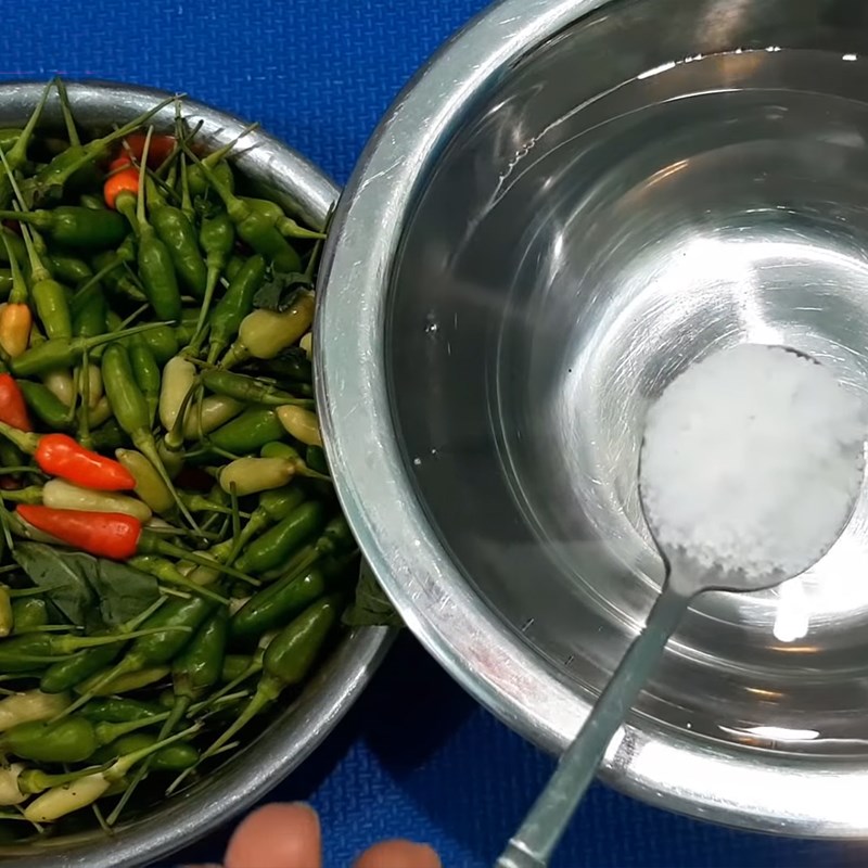 Bước 1  Sơ chế ớt Ớt ngâm nước mắm